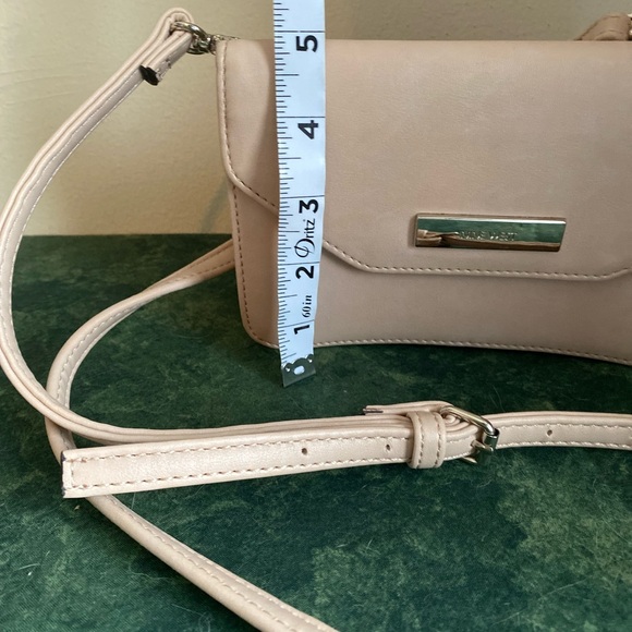 Nine West Crossbody Bag Beige/Pale Pink Adjustable Strap Purse EUC - Picture 9 of 14
